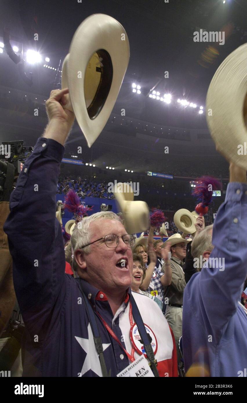 Philadelphia, Pennsylvania USA, 01AUG2000: Il delegato del Texas ondeggia il suo marchio Stetson cappello al piano congressi la seconda notte del Repubblican National Convention. ©Bob Daemmrich Foto Stock