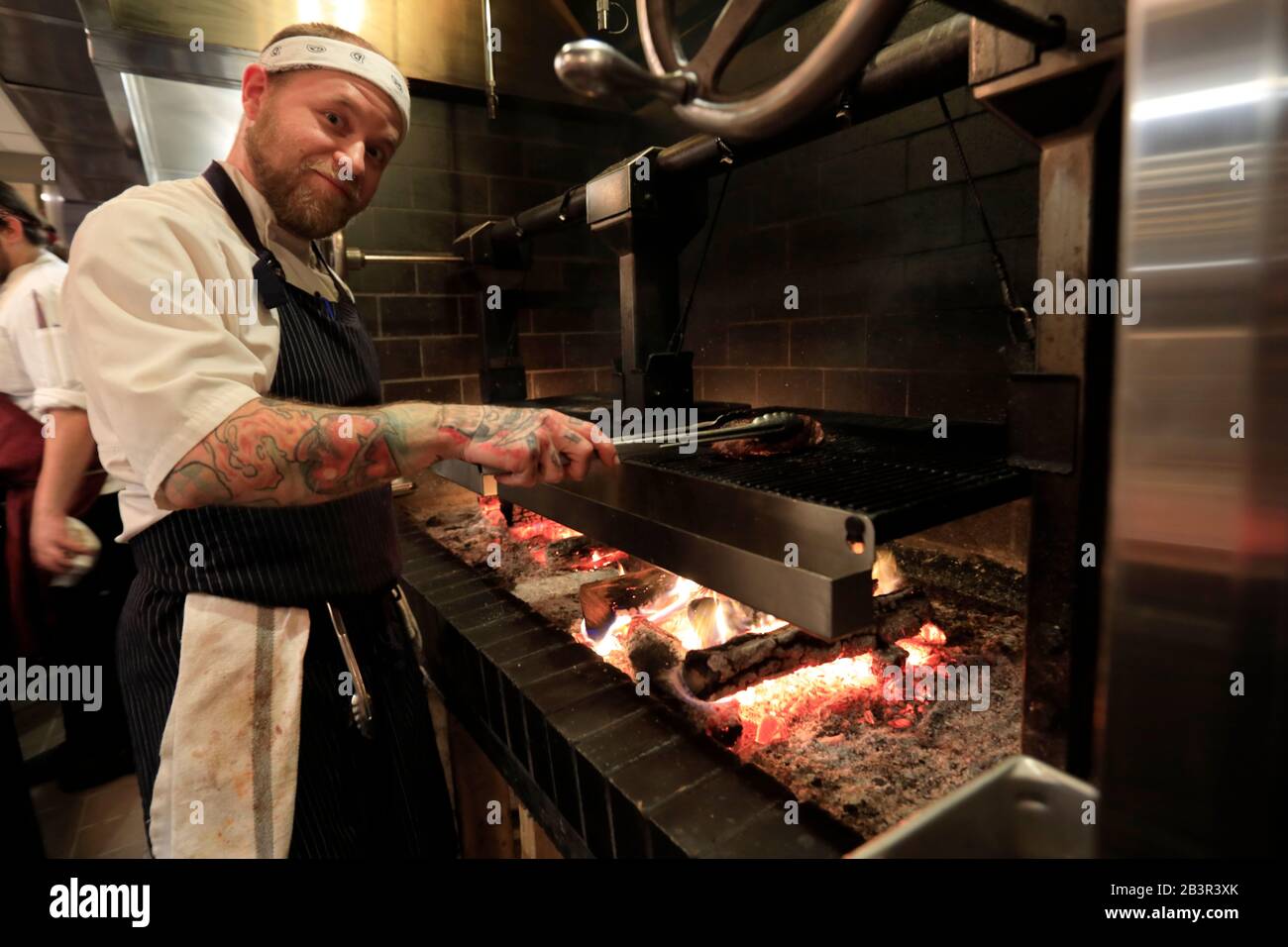 Chef preparando bistecca di legno di quercia nella cucina di Repepeal Oak-Fired Steakhouse in Whiskey Row.Louisville.Kentucky.USA Foto Stock