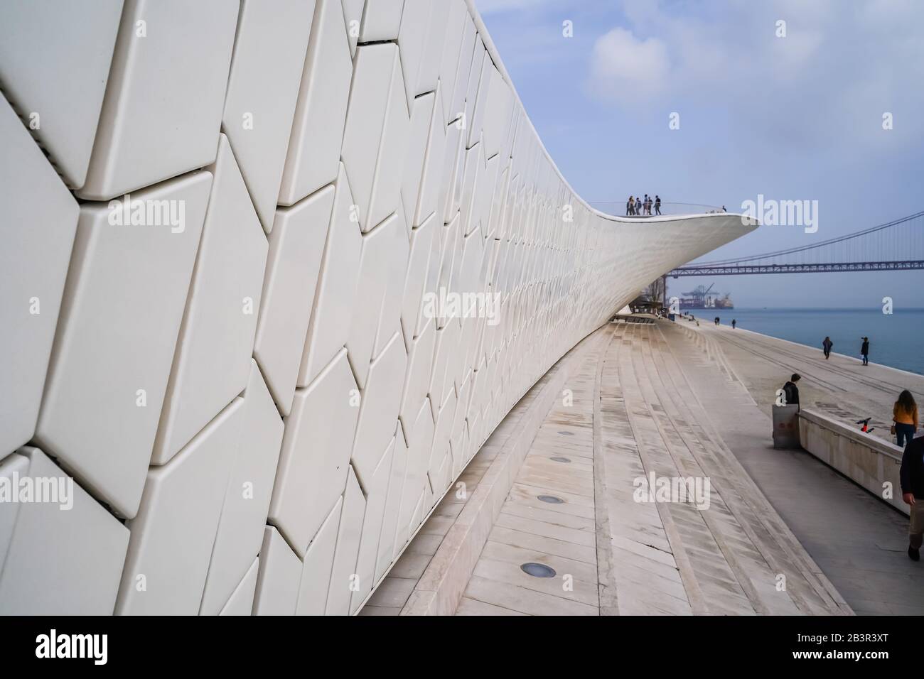 Maat Museum of Art, Architecture and Technology di Lisbona, progettato dall'architetto britannico Amanda Levete Foto Stock