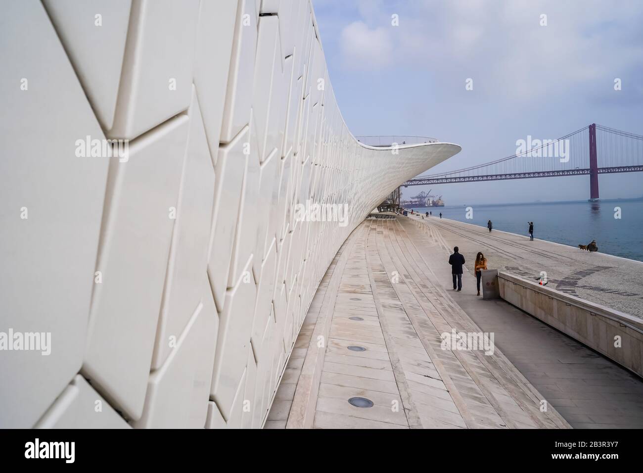 Maat Museum of Art, Architecture and Technology di Lisbona, progettato dall'architetto britannico Amanda Levete Foto Stock