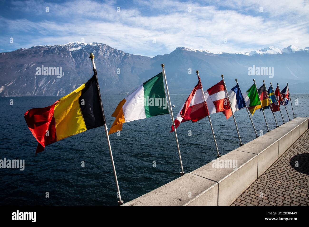 Bandiere Inernazionali sul lago di Garda, Italia Foto Stock