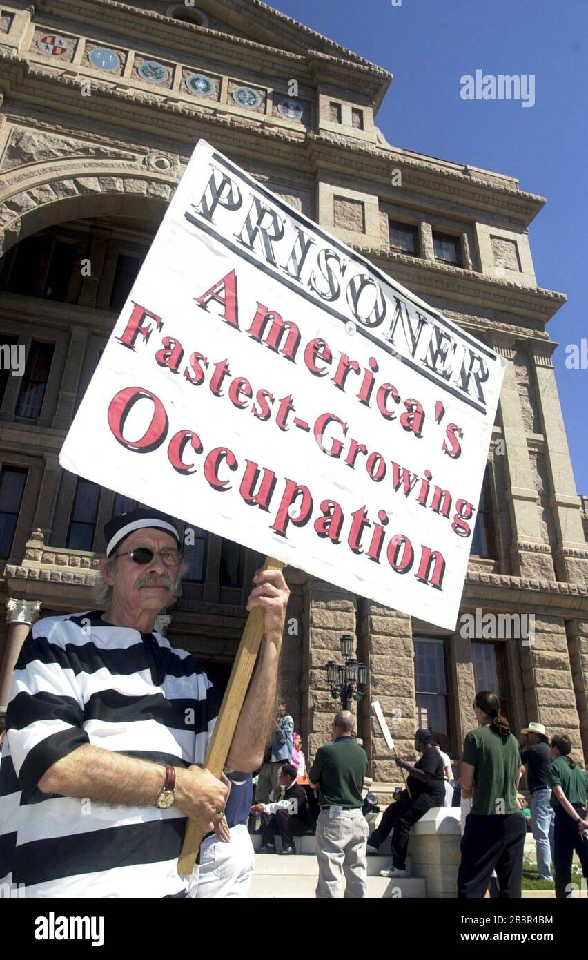 Austin Texas USA, 29 2000 settembre: I manifestanti invitano il governatore del Texas George W. Bush e i funzionari statali a rilassare le leggi sulla droga in Texas e a livello nazionale e richiedono un 'cessate il fuoco' nella guerra alla droga durante un raduno al Campidoglio del Texas. ©Bob Daemmrich Foto Stock