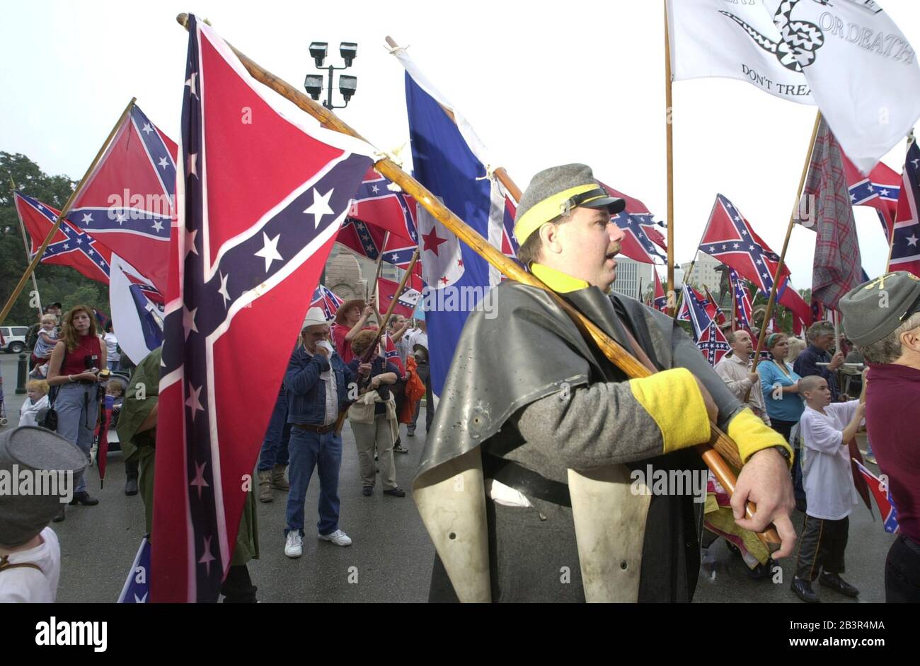 Austin, Texas USA, 21OCT00: Discendenti di famiglie confederate del sud, molti che portano la bandiera degli Stati confederati d'America, marzo Sabato mattina al Campidoglio del Texas per protestare contro l'assalto a mostrare la bandiera confederata a livello nazionale. Il gruppo, composto principalmente da famiglie del Texas, sta chiedendo al candidato presidenziale repubblicano George W. Bush di sostenere la loro causa. ©Bob Daemmrich Foto Stock