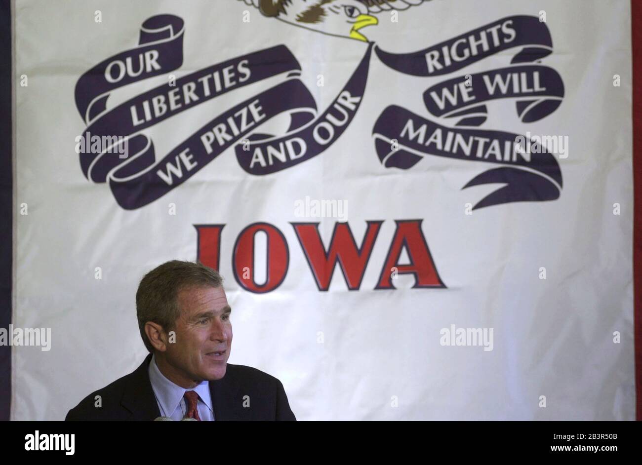 Pella Iowa USA, 20JAN2000: Il governatore del Texas George W. Bush dà un discorso prima di un banner dell'Iowa al Central College di Pella durante un viaggio di campagna in Iowa prima che la preferenza presidenziale dello stato del 2000 caucuses quattro giorni dopo. ©Bob Daemmrich Foto Stock