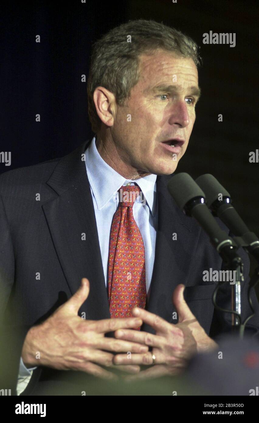 Il governatore del Texas George W. Bush parla ad un ricevimento della comunità presso un college locale mentre fa il suo discorso di base in una campagna swing in Iowa prima che la preferenza presidenziale caucass in quattro giorni. Foto Stock