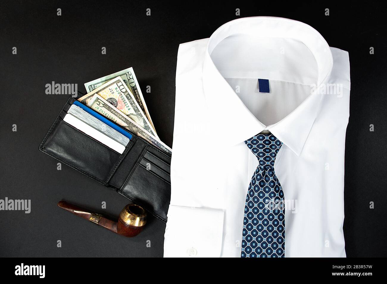 vista dall'alto della camicia da uomo con portafoglio e tubo sul nero Foto Stock