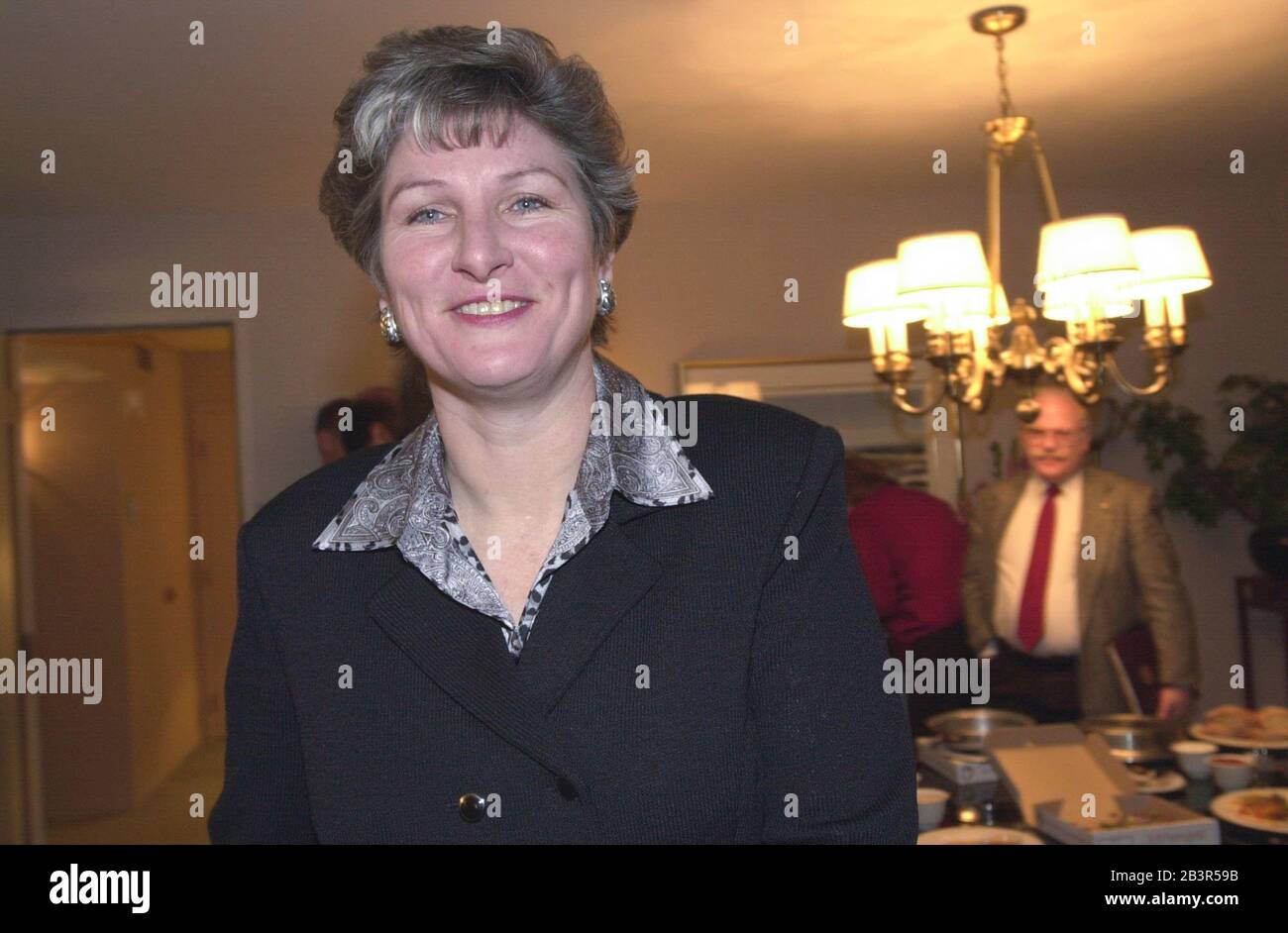 Des Moines, Iowa USA, 24JAN00: George W. Bush campagna presidenziale segretario di stampa Karen Hughes è tutti sorrisi su Iowa caucus notte nella suite del team Bush come risultati positivi roll in. ©Bob Daemmrich Foto Stock