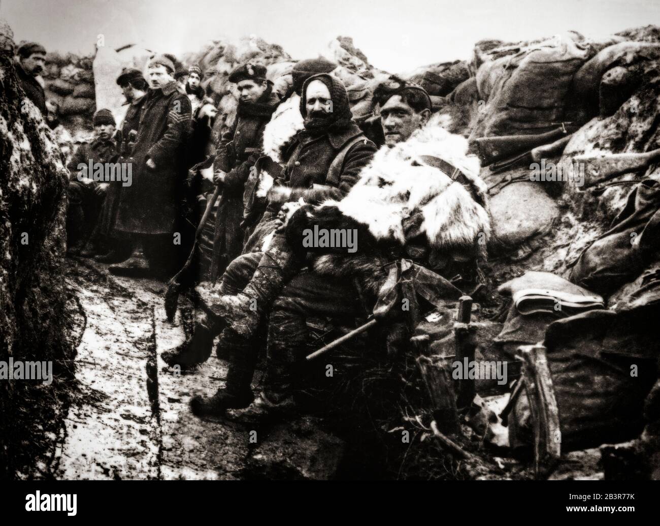 Soldati britannici dei Royal Scots Fuseliers durante il primo inverno (1914) della Prima guerra mondiale nelle trincee a la Bouteillerie, vicino Neuve Chapelle nella regione di Artois in Francia. Foto Stock