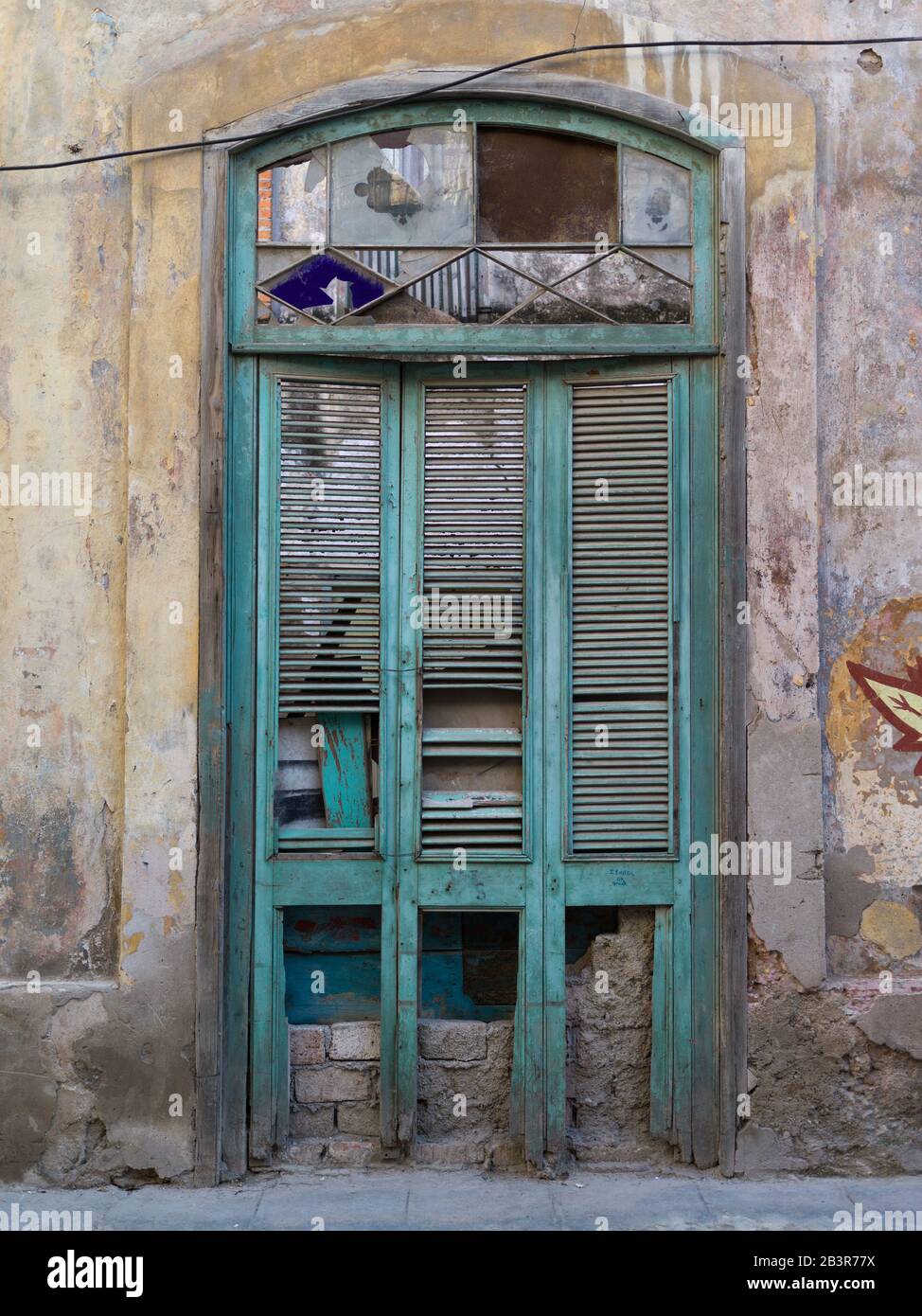 Vista delle persiane danneggiate su una vecchia casa, l'Avana, Cuba Foto Stock