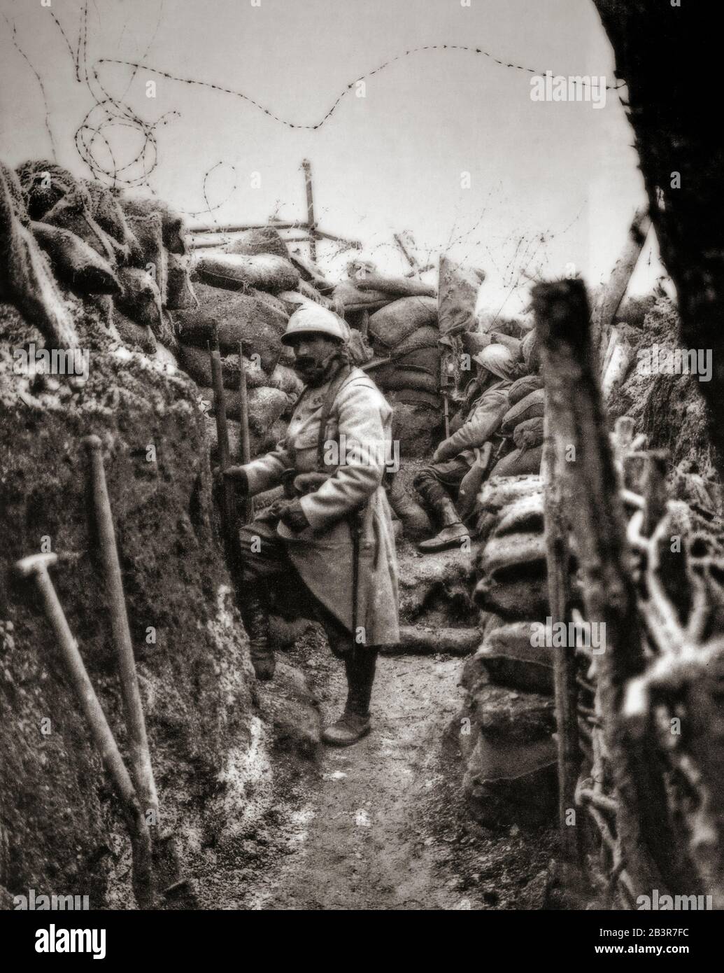 I soldati francesi che solevano le trincee a Vimy Ridge nella regione francese del Nord-Pas-de-Calais nell'inverno del 1915, durante La Prima guerra mondiale. La battaglia di Vimy crinale ebbe luogo la primavera seguente. Foto Stock