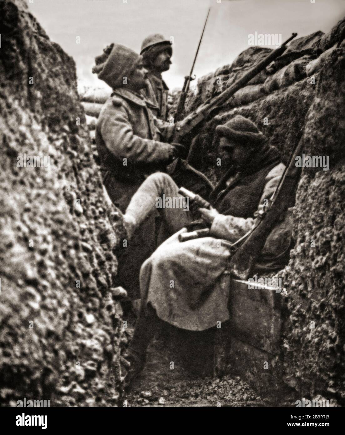 I soldati francesi che solevano le trincee a Vimy Ridge nella regione francese del Nord-Pas-de-Calais nell'inverno del 1915, durante La Prima guerra mondiale. La battaglia di Vimy crinale ebbe luogo la primavera seguente. Foto Stock