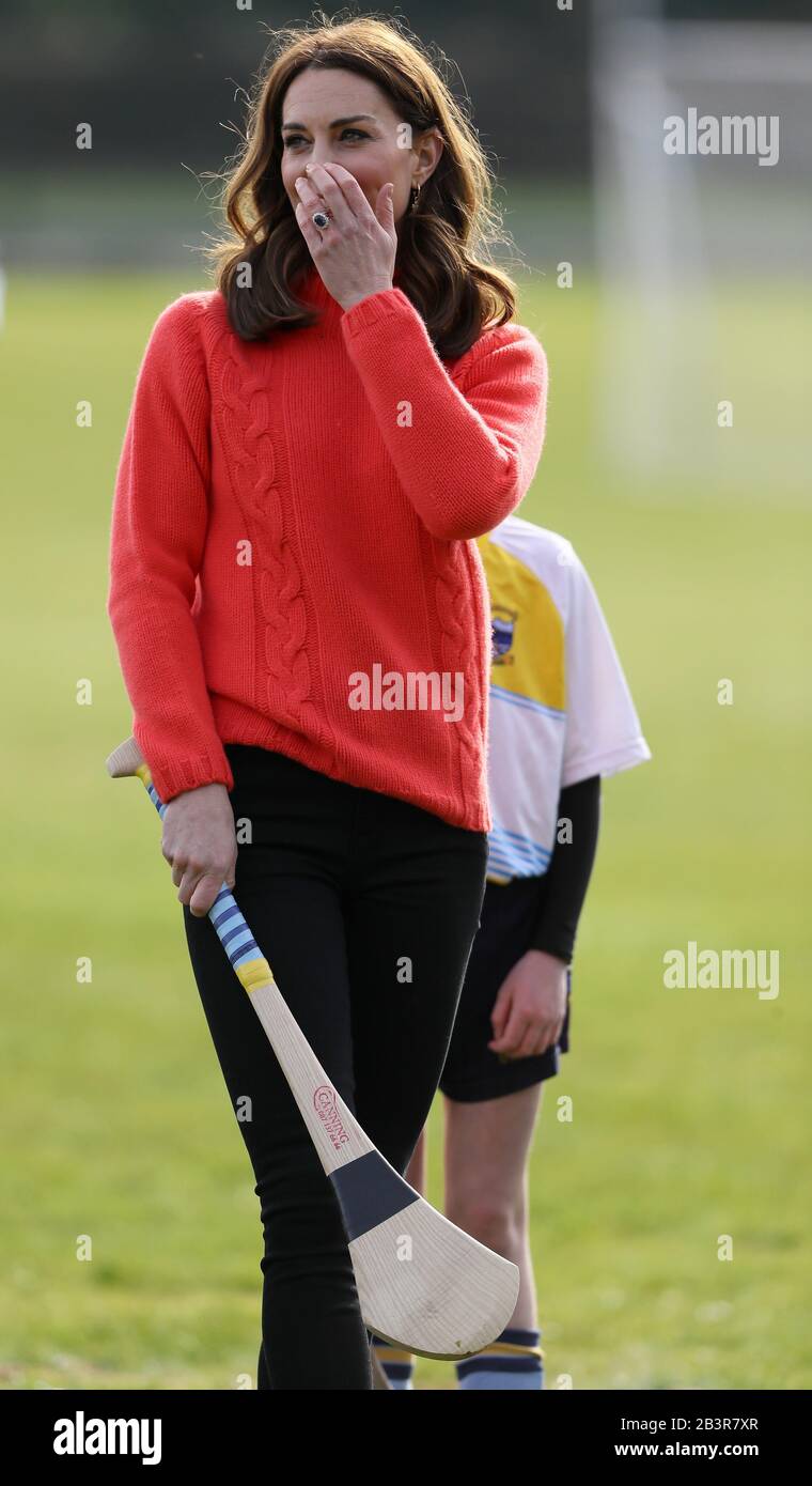La duchessa di Cambridge durante una visita al club della GAA di Salthill Knocknacarra a Galway per saperne di più sugli sport tradizionali durante il terzo giorno della loro visita nella Repubblica d'Irlanda. Foto Stock