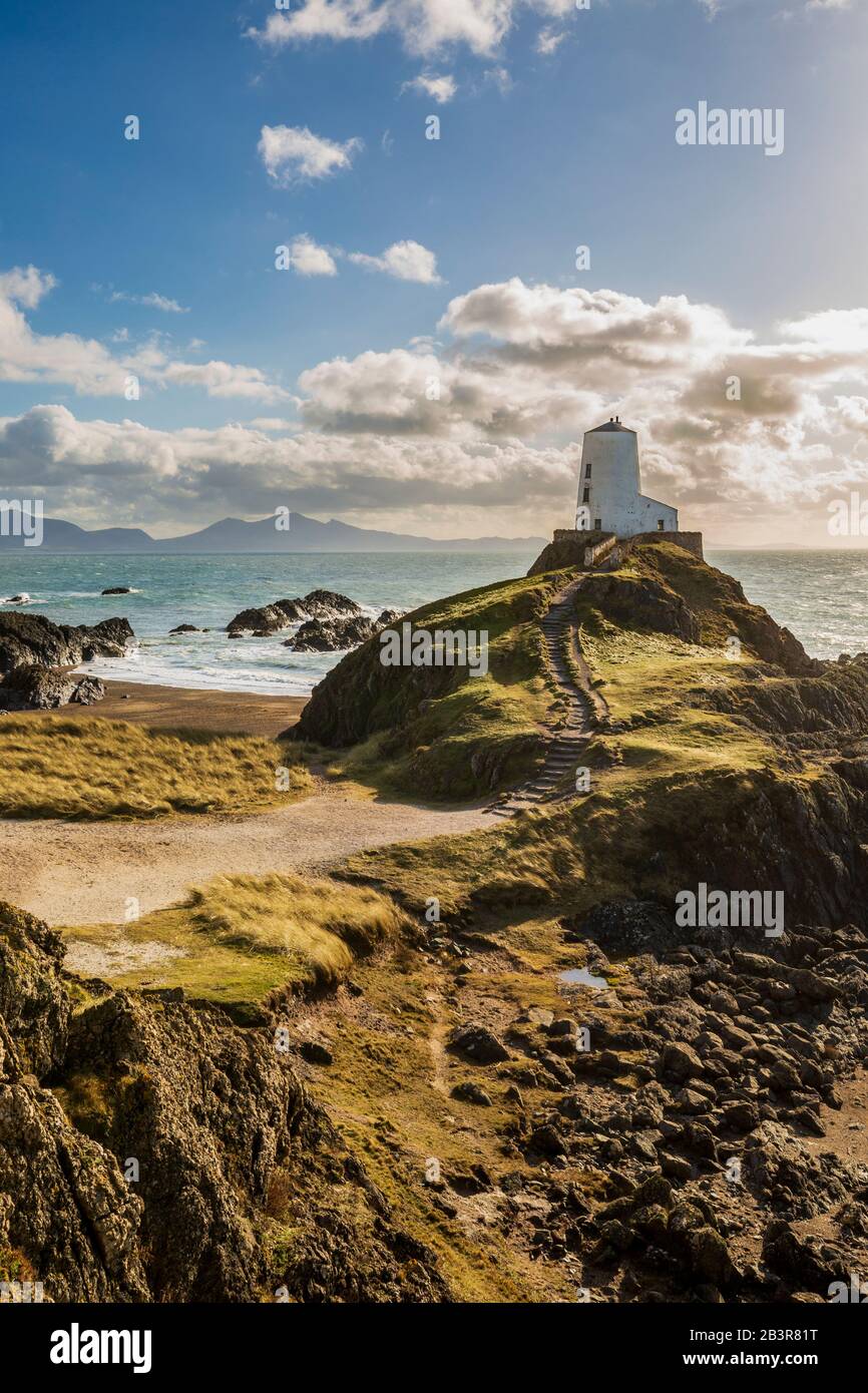 Faro di TWR Mawr sull'isola di Llanddwyn, con Snowdonia sullo sfondo, Anglesey Foto Stock