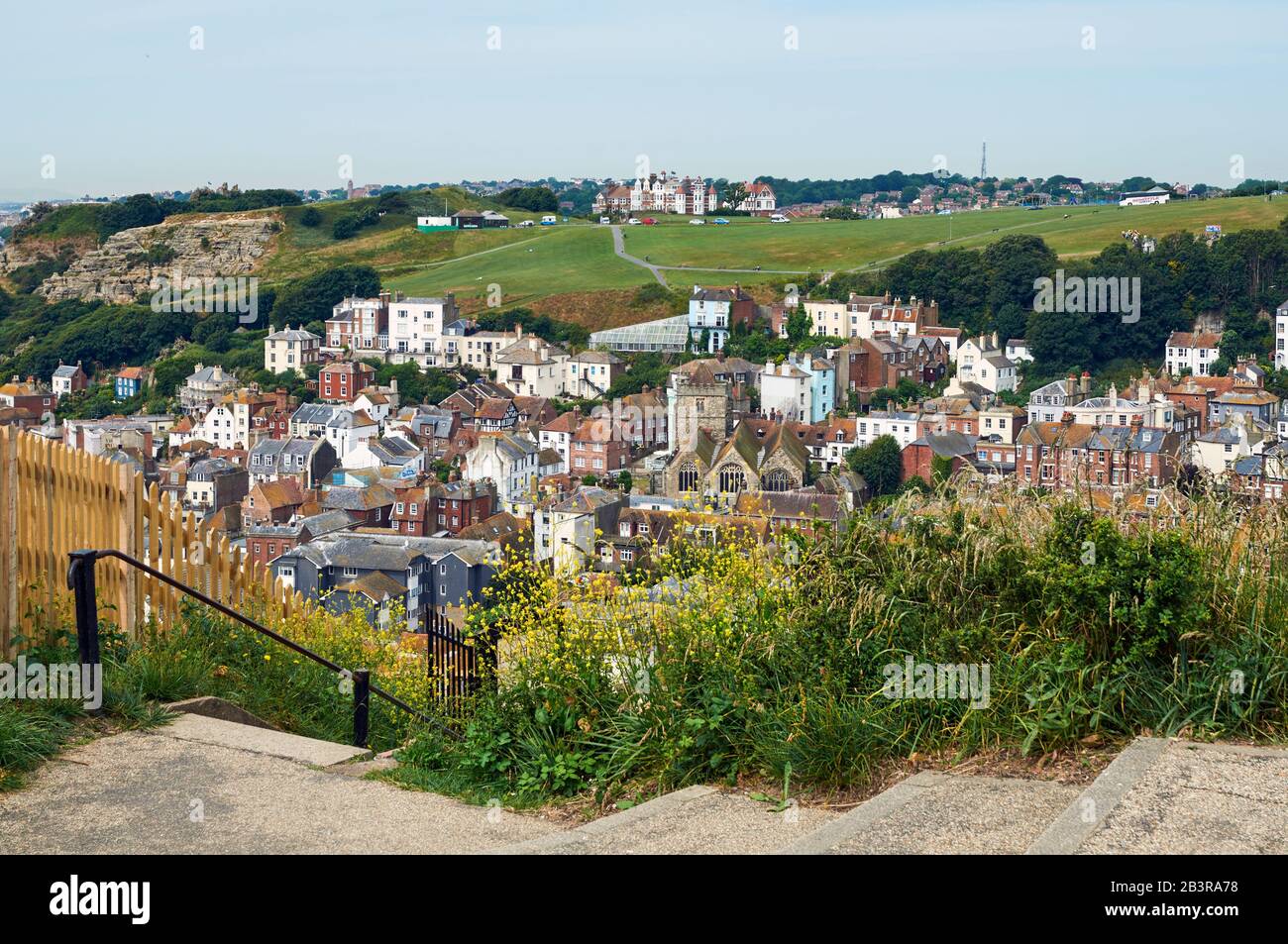 Hastings Old Town, East Sussex, Regno Unito, dalla cima di East Hill. Foto Stock