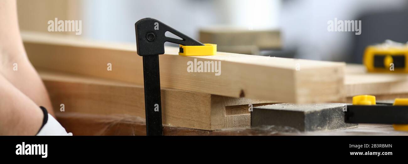 Woodworker fissa le parti di legno sul banco da lavoro Foto Stock