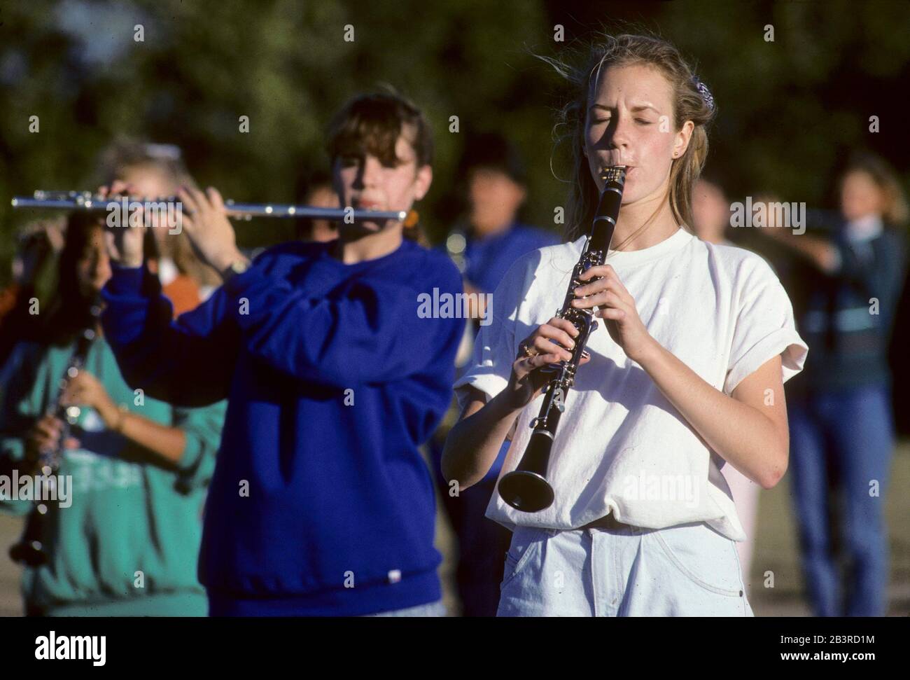 Austin Texas USA, circa 1996: Gli studenti delle scuole superiori che suonano vari strumenti si concentrano durante la pratica della banda di marching. ©Bob Daemmrich Foto Stock