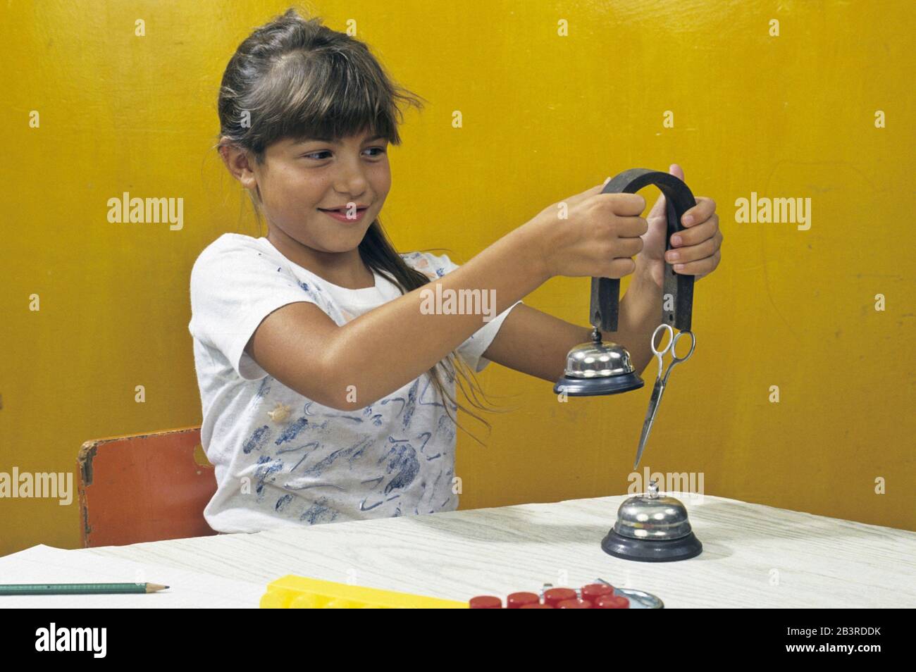 Austin, Texas USA: Ragazza ispanica che sperimenta con i magneti. SIGNOR ©Bob Daemmrich Foto Stock