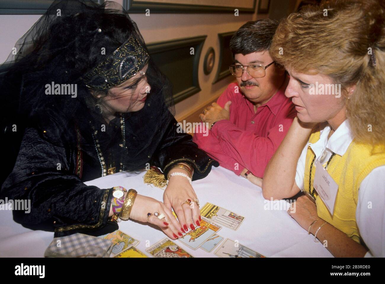 Austin, Texas USA: I partecipanti alla Convention hanno taro carte lette da un intrattenitore vestito come un venditore di fortuna durante la festa della Convention. ©Bob Daemmrich Foto Stock