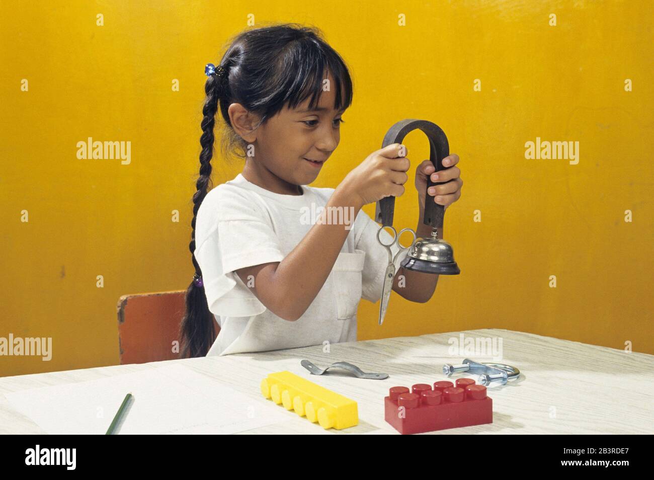 Austin, Texas USA: Ragazza ispanica che sperimenta con i magneti. SIGNOR ©Bob Daemmrich Foto Stock