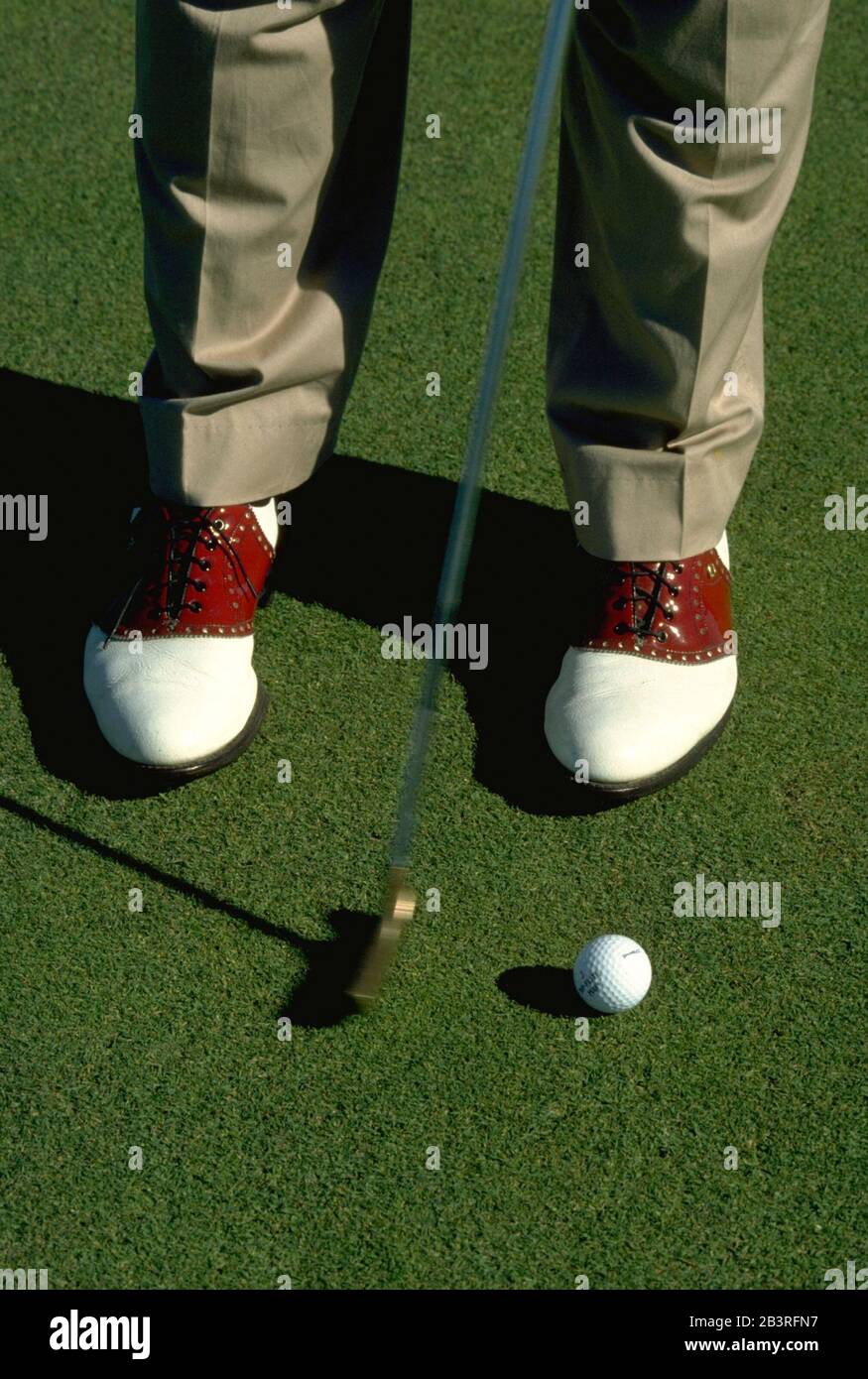 Austin, Texas Stati Uniti d'America: Il golfer colpisce la sfera di golf con un putter. ©Bob Daemmrich Foto Stock