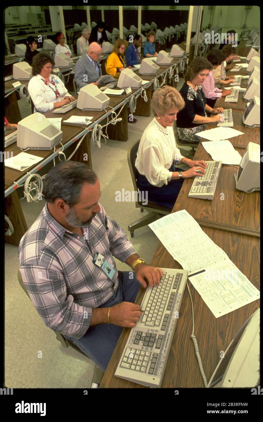 Austin Texas USA, 1990:Clerks a computer terminali processo moduli censimento presso il data center per il conteggio decennale degli Stati Uniti censimento. ©Bob Daemmrich Foto Stock