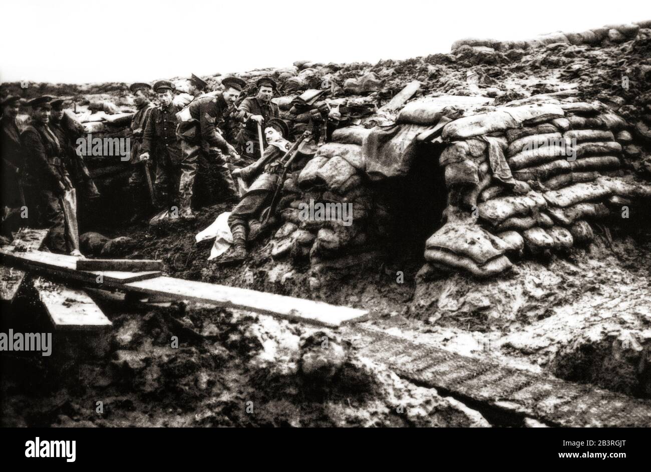 Soldati britannici del Secondo Battaglione Scots Guardie riparazione sacchi di sabbia durante l'inverno del 1915 della Prima guerra mondiale nelle trincee a Levantine Settore nel dipartimento Pas-de-Calais nella regione Hauts-de-France di Francia. Foto Stock