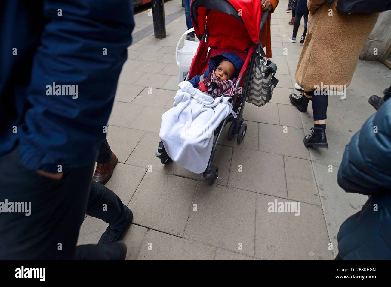 Londra, Inghilterra, Regno Unito. Toddler nero in un passeggino Foto Stock