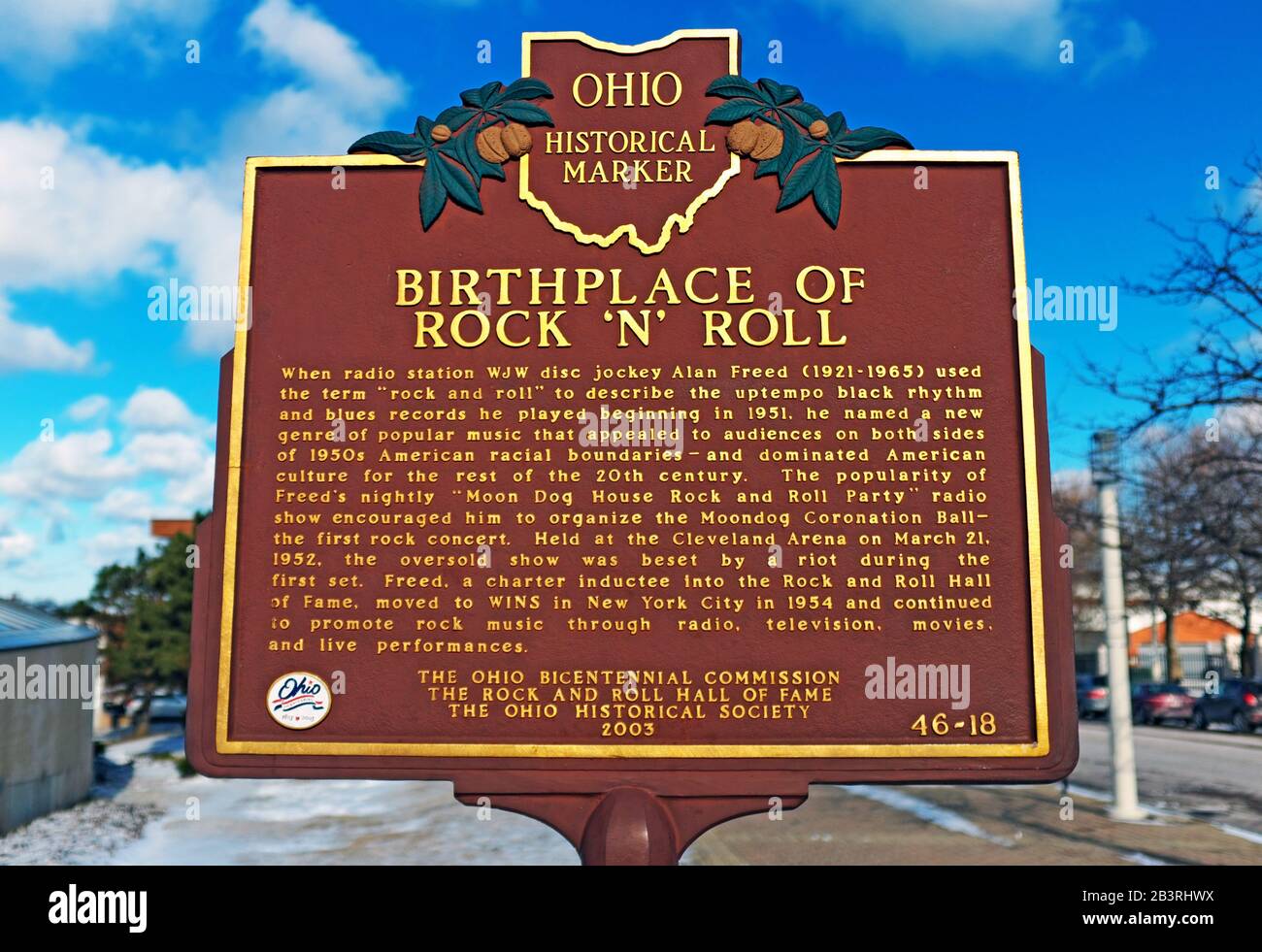 Ohio Historical Marker che dichiara la "Casa natale di Rock 'N Roll' sulla East 9th Street a Cleveland, Ohio, USA. Foto Stock