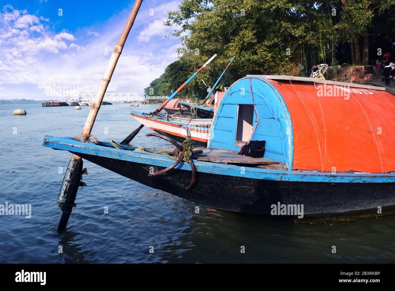 Barche parcheggiate o allineate vicino a Princep ghat a kolkata Foto Stock