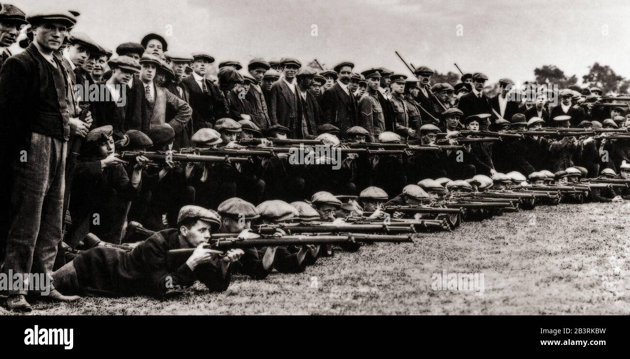 Fucile da tiro per reclute al Reggimento Lincolnshire poco dopo la guerra scoppiata, settembre 1914. Al tempo le uniformi e le armi erano scarse. Foto Stock