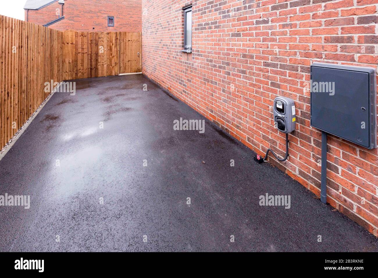 punto di ricarica per auto elettriche in un nuovo edificio Manchester, Inghilterra Foto Stock