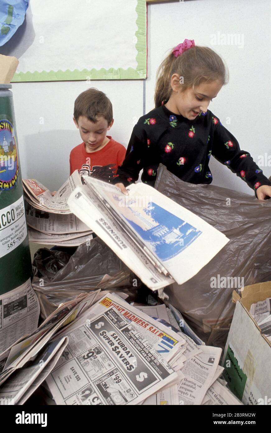 Austin Texas USA: Studenti di terza classe che smistano carte riciclabili presso la scuola pubblica. ©Bob Daemmrich Foto Stock