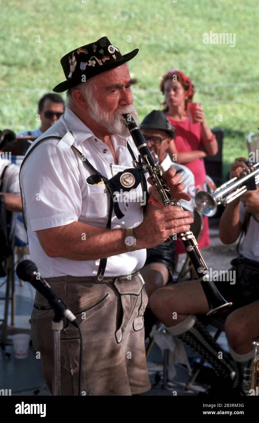 San Antonio Texas USA, circa 1987: Musicisti in costume in una band tedesca di oompah che suona al Texas Folklife Festival. ©Bob Daemmrich Foto Stock