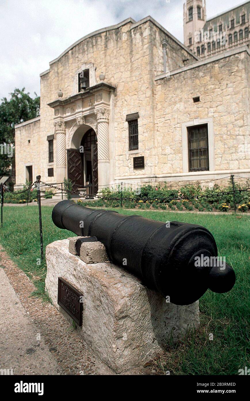 San Antonio, Texas USA: Cannone utilizzato nella battaglia degli Alamo del 1836 durante la guerra del Texas per l'indipendenza dal Messico, ora in mostra nel centro di Alamo. ©Bob Daemmrich Foto Stock