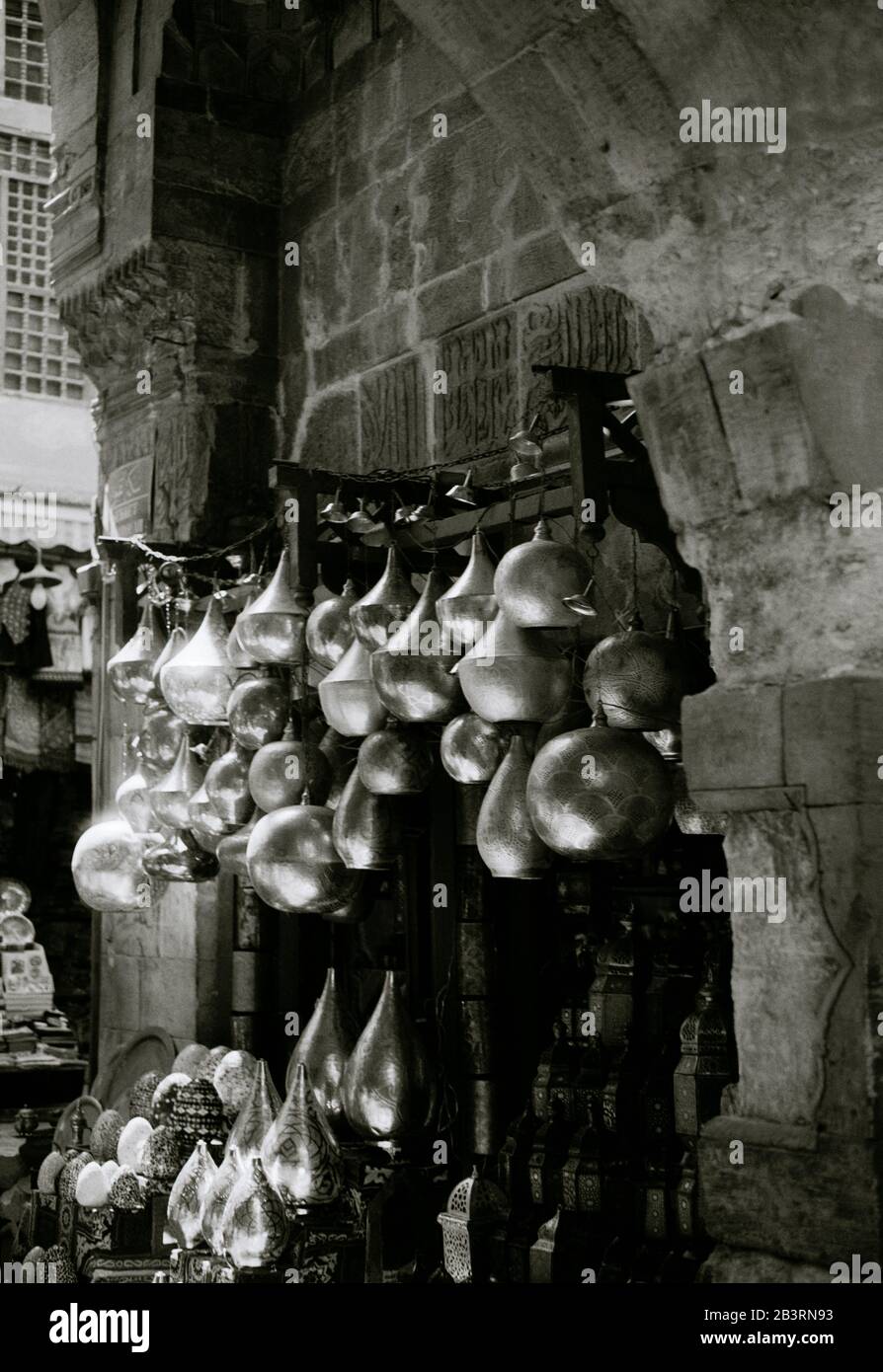 Fotografia di viaggio in bianco e nero - mercato turistico a Khan El-Khalili al Cairo in Egitto in Africa del Nord Medio Oriente Foto Stock
