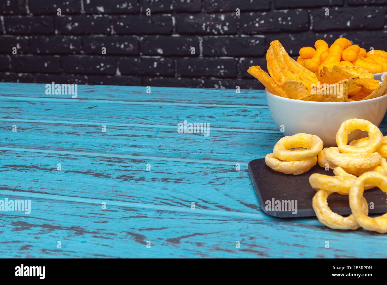 Spuntini di birra come cracker, patatine, biscotti su una superficie di legno Foto Stock