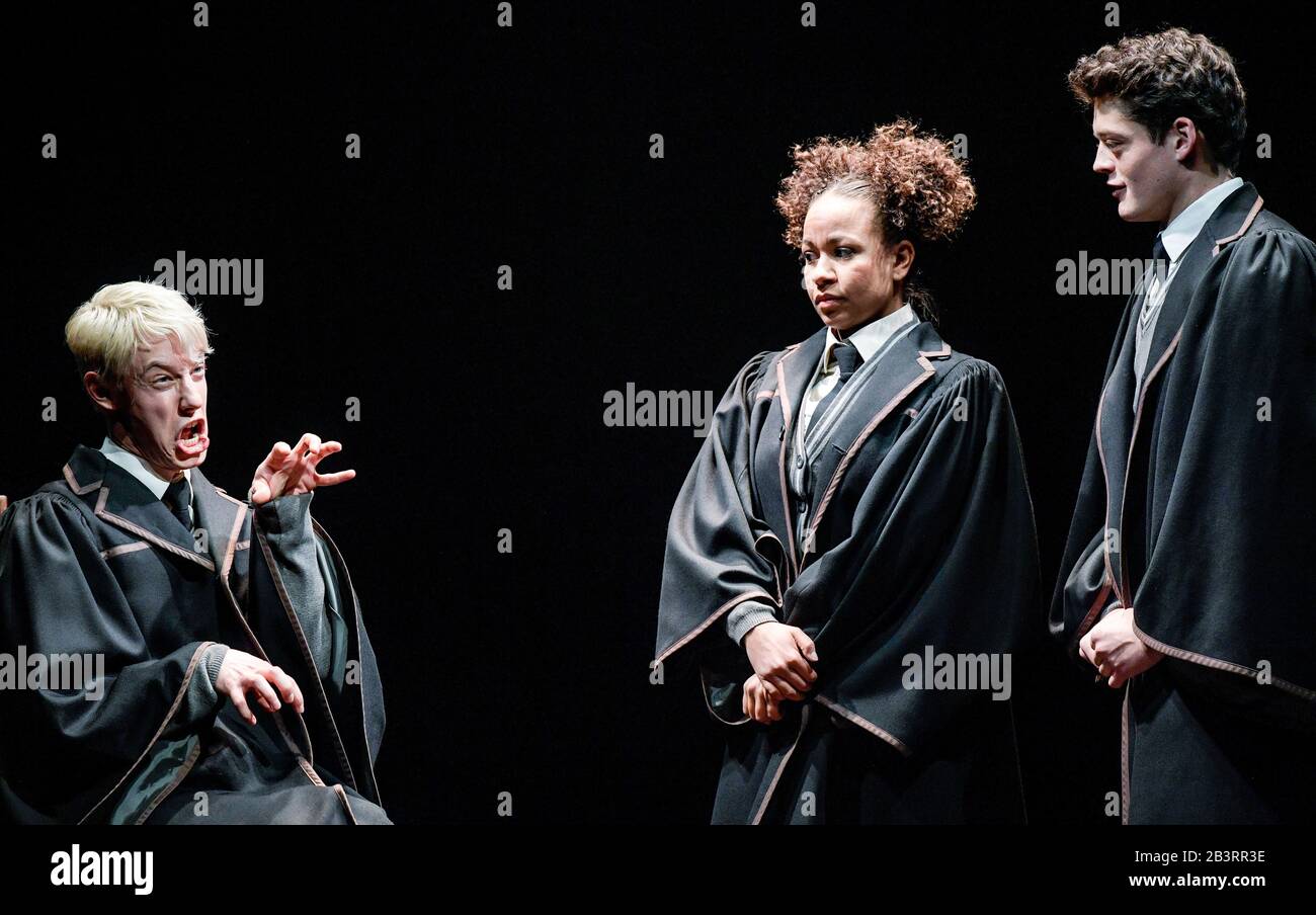 Amburgo, Germania. 05th Mar, 2020. Mathias Reiser (come Scorpius Malfoy, l-r), Madina Frey (come Rose Granger-Weasley) e Vincent Lang (come Albus Potter) si trovano in una scena sul palco del 'più! Teatro' durante le prove fotografiche del gioco 'Harry Potter e il Bambino incantato'. Il gioco basato sulla storia di J.K. Rowling è la prima performance in lingua tedesca. Premiere sarà celebrata il 15 marzo 2020. Credito: Axel Heimken/Dpa/Alamy Live News Foto Stock