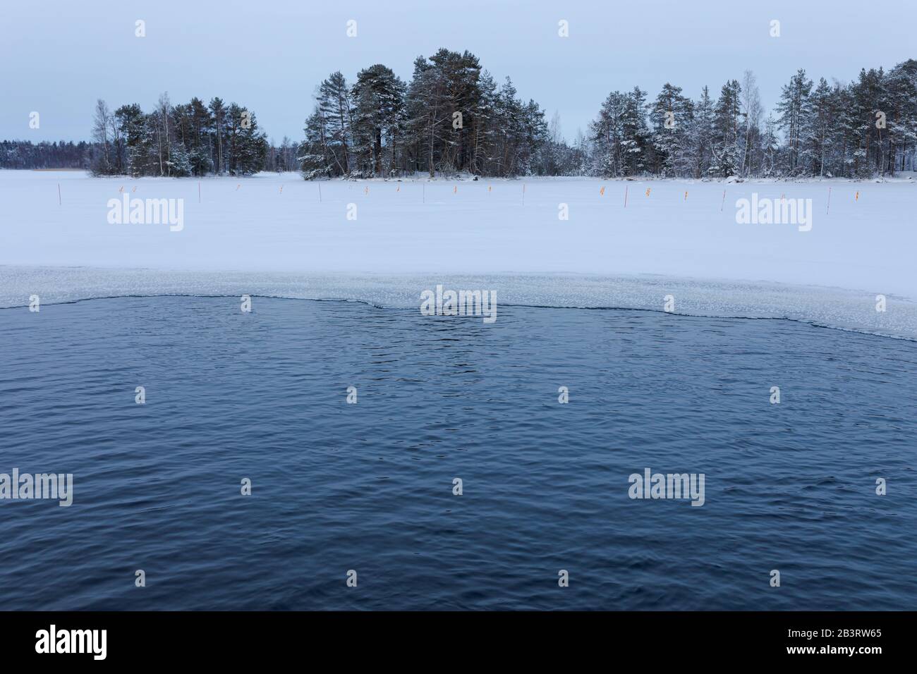 Piscina di ghiaccio vuota in Finlandia durante il giorno invernale Foto Stock