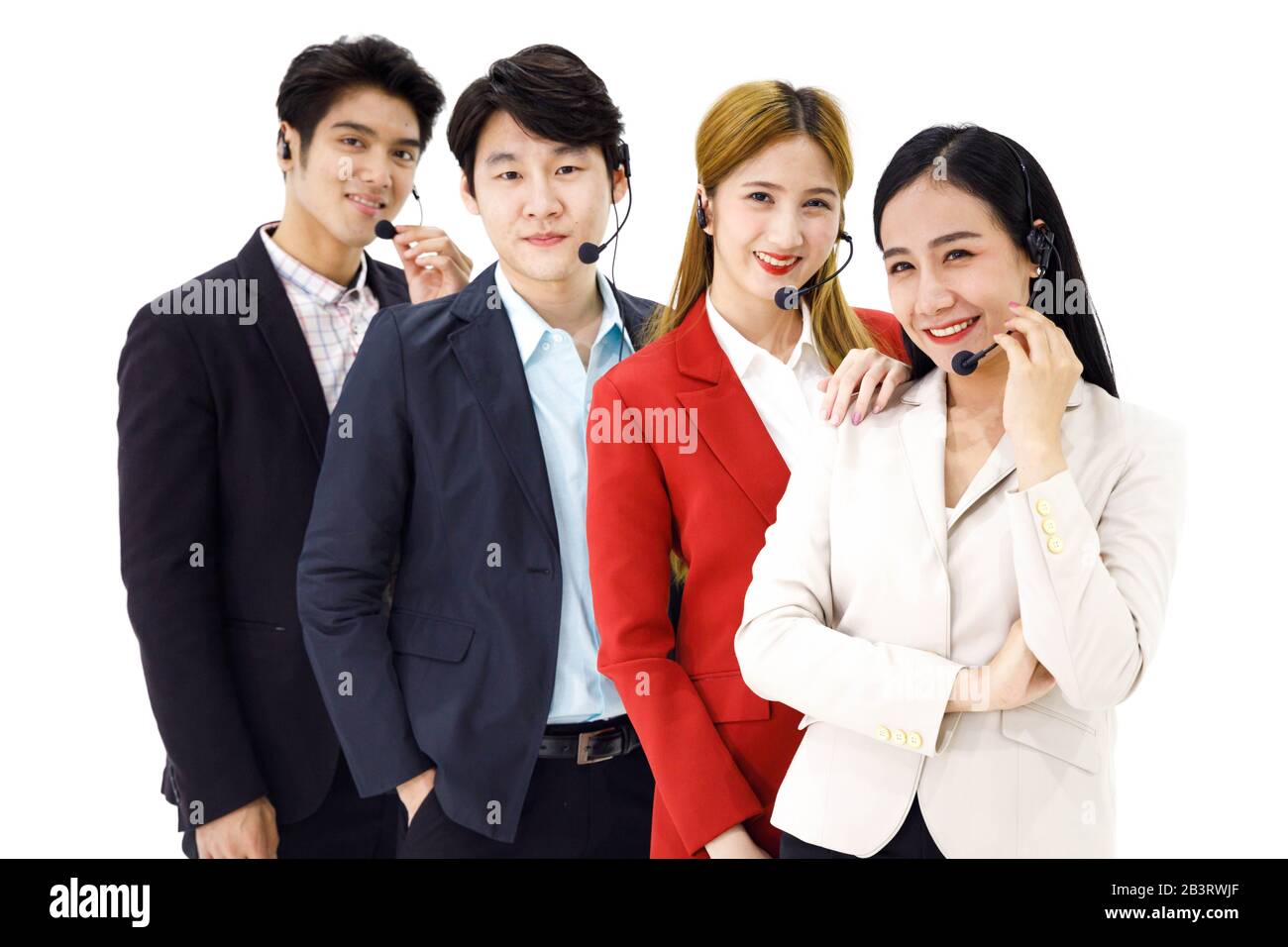Gruppo di quattro operatori Happy Asian Call Center su sfondo bianco. Foto Stock