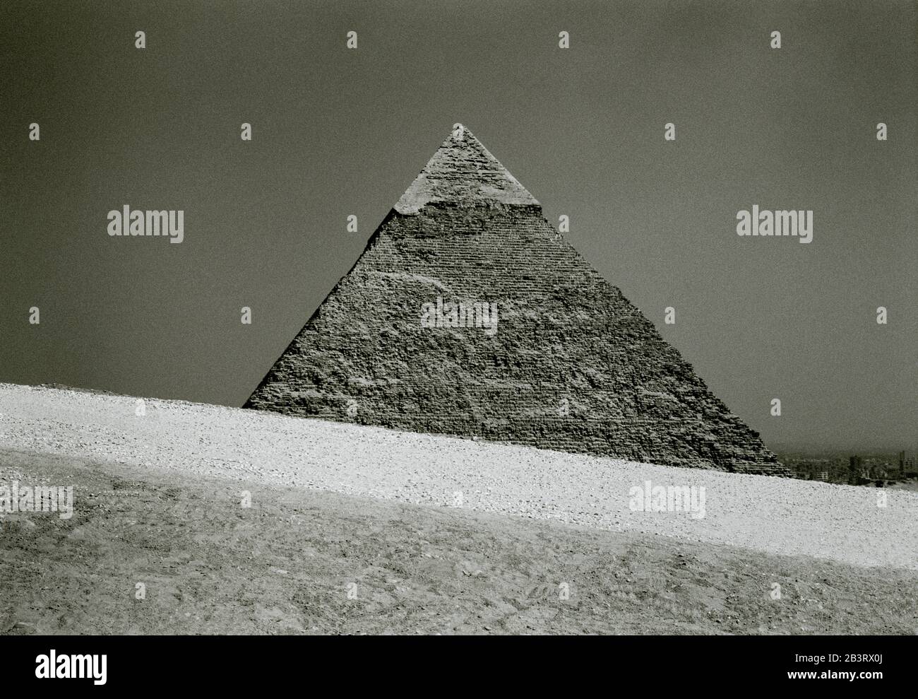 Fotografia di viaggio in bianco e nero - Piramide di Khafre alle Piramidi di Giza al Cairo in Egitto in Nord Africa Medio Oriente - Storia Antica Foto Stock