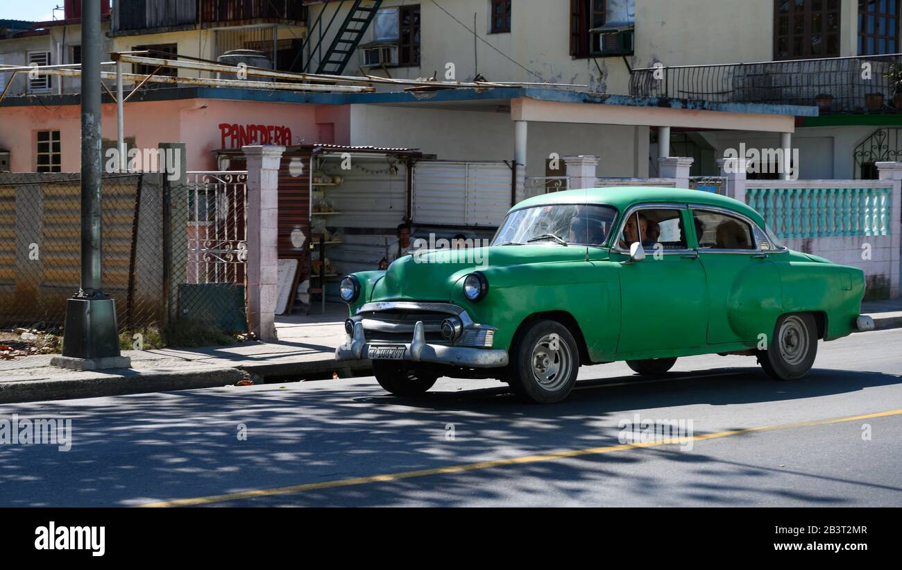 Auto d'epoca su strada, Jaimanitas, Playa, Havana, Cuba Foto Stock