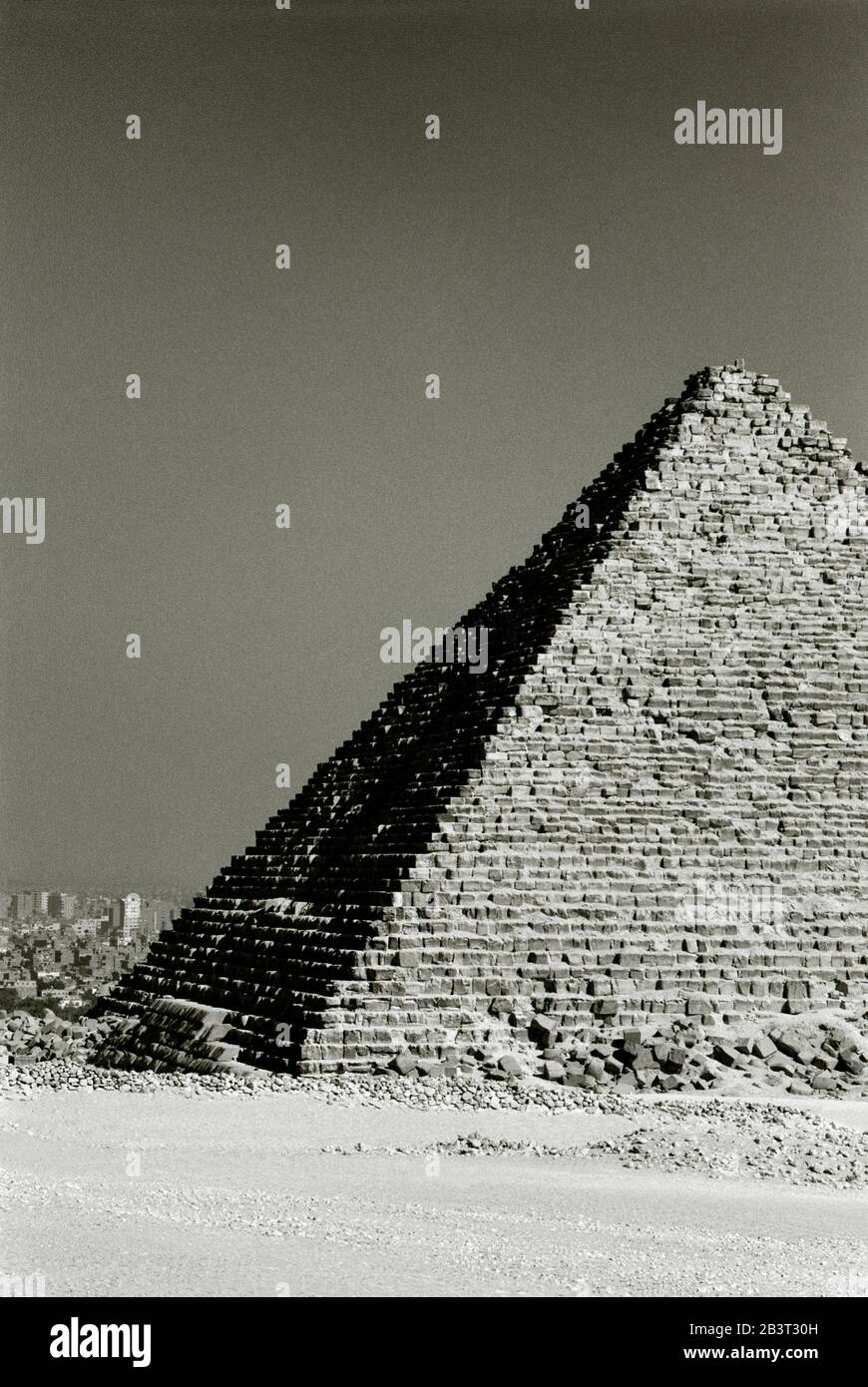 Fotografia di viaggio in bianco e nero - Piramide di Menkaure alle Piramidi di Giza Cairo in Egitto in Nord Africa Medio Oriente Foto Stock