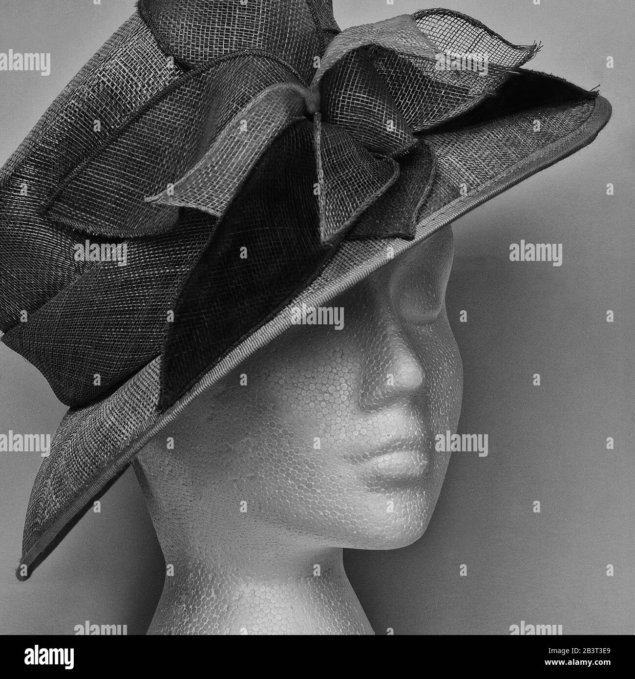 testa manichino femminile con cappello, immagine testurizzata in bianco e nero Foto Stock