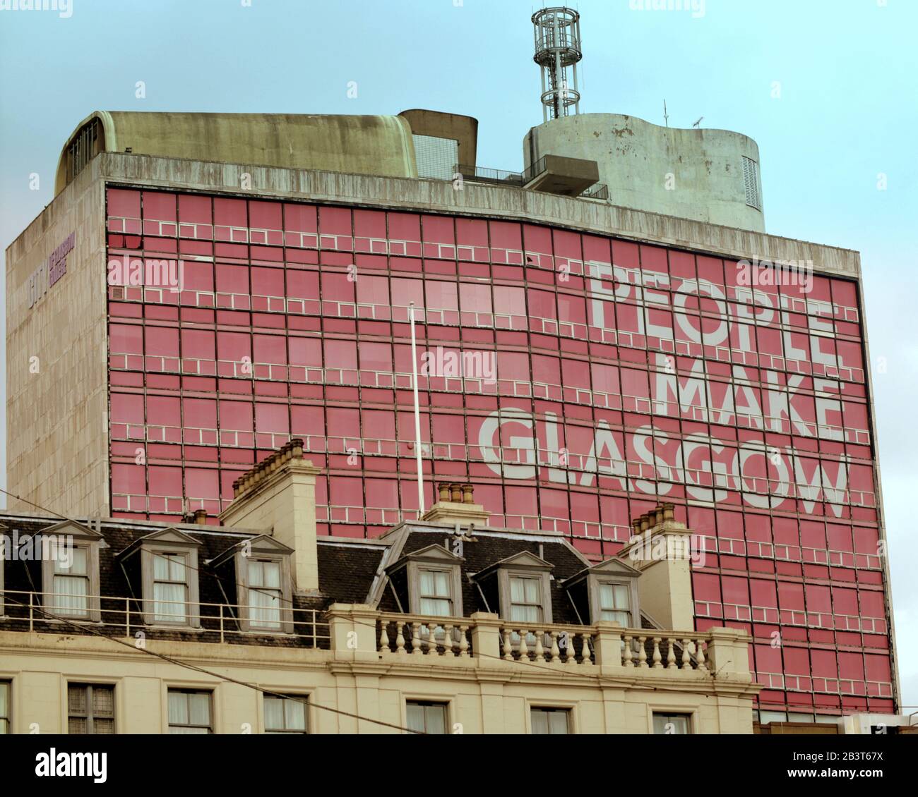 Glasgow, Scotland, UK, 5th March, 2020: Le iconiche persone rosa rendono Glasgow segno di andare come il segno che ha dominato la piazza centrale George ed è stato visibile da tutta la città demises con la vendita dell'ex collegio di Glasgow per gli uffici. Copywrite Gerard Ferry/ Alamy Live News Foto Stock