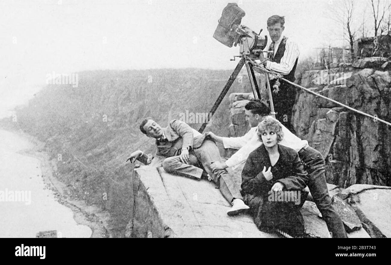 Pearl WHITE (1889-1938) palcoscenico americano e silenziosa attrice cinematografica in posizione a Cliffhanger Point sul Hudson Palisades per il 1918 seriale la Casa Dell'Odio con la co-stella Antonio Moreno al bordo della scogliera Foto Stock