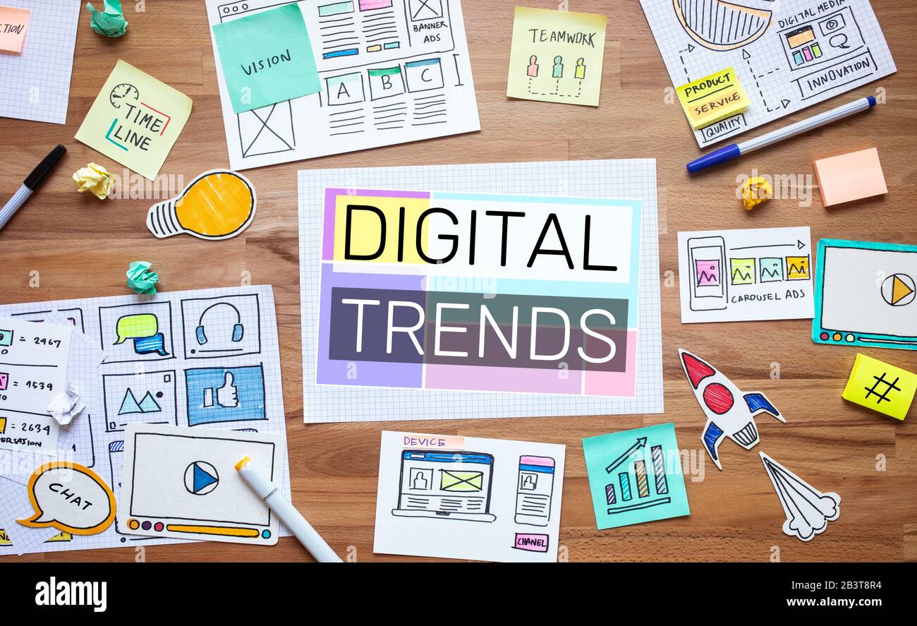 Tendenze digitali sul progetto di riunione di marketing con piano cartaceo su tavolo da lavoro.comunicazione aziendale.media online Foto Stock