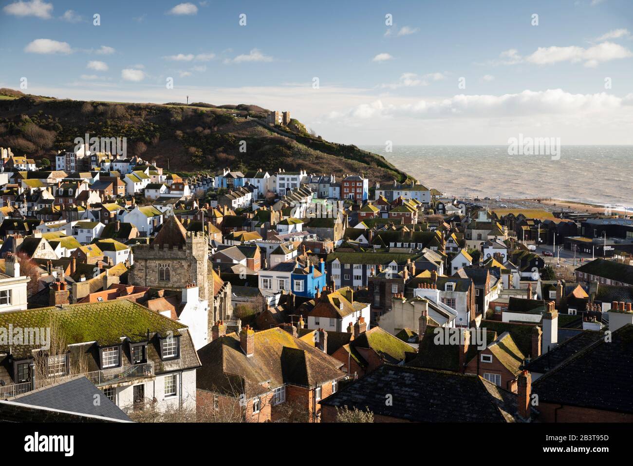 Vista sulla città vecchia da West Hill con vista sulla East Hill Behind, Hastings, East Sussex, Inghilterra, Regno Unito, Europa Foto Stock