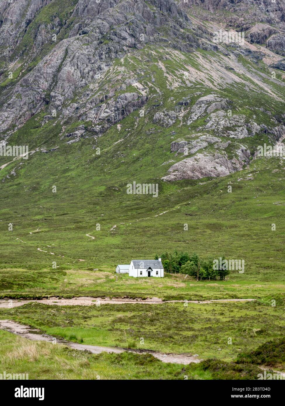 Cottage scozzese crofters. Il paesaggio aspro delle Monti Grampian con un cottage in stile "crofters" che fornisce una scala nelle Highlands scozzesi. Foto Stock