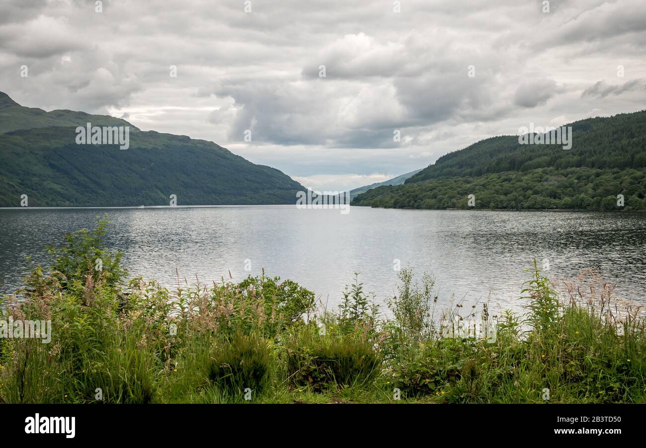 Loch Lomond, Scozia, Regno Unito. Una vista panoramica sul famoso Loch nel cuore dei Trossachs delle Highlands Scozzesi. Foto Stock