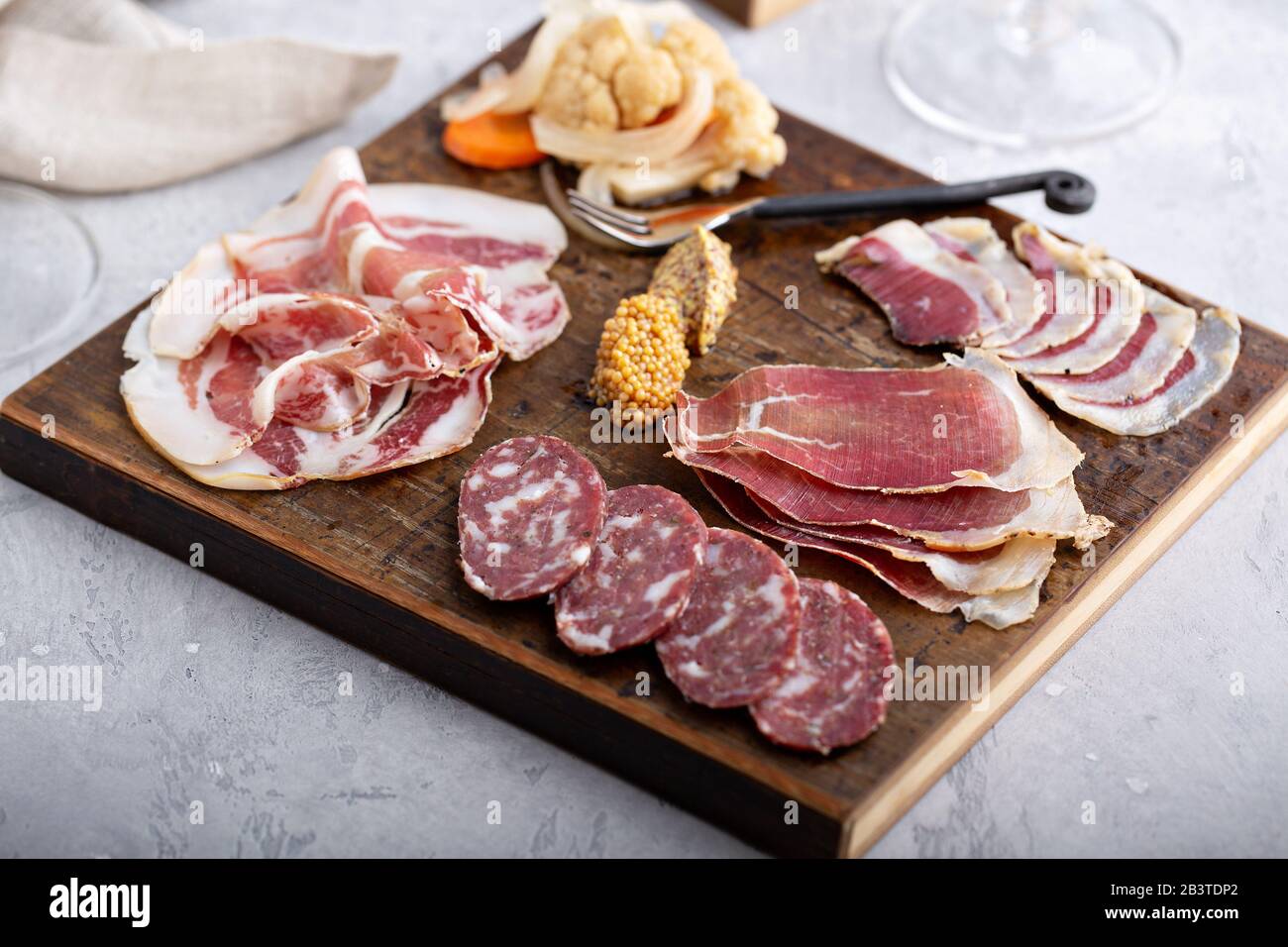 Salumeria a base di carne con verdure sottaceto e senape Foto Stock